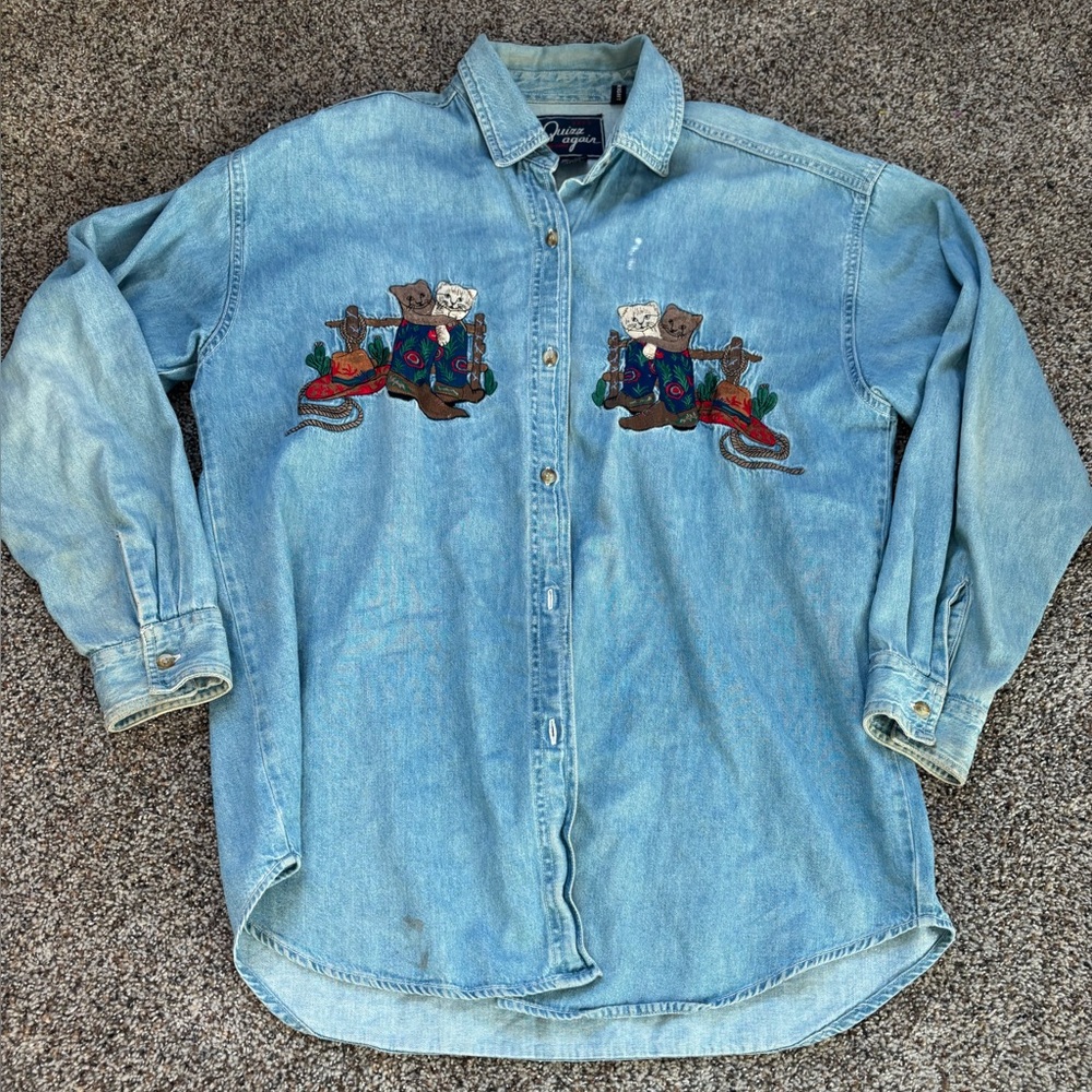 Vintage 80s 90s  Light Blue Denim Cat Embroidered Button-Up Shirt lets quizz